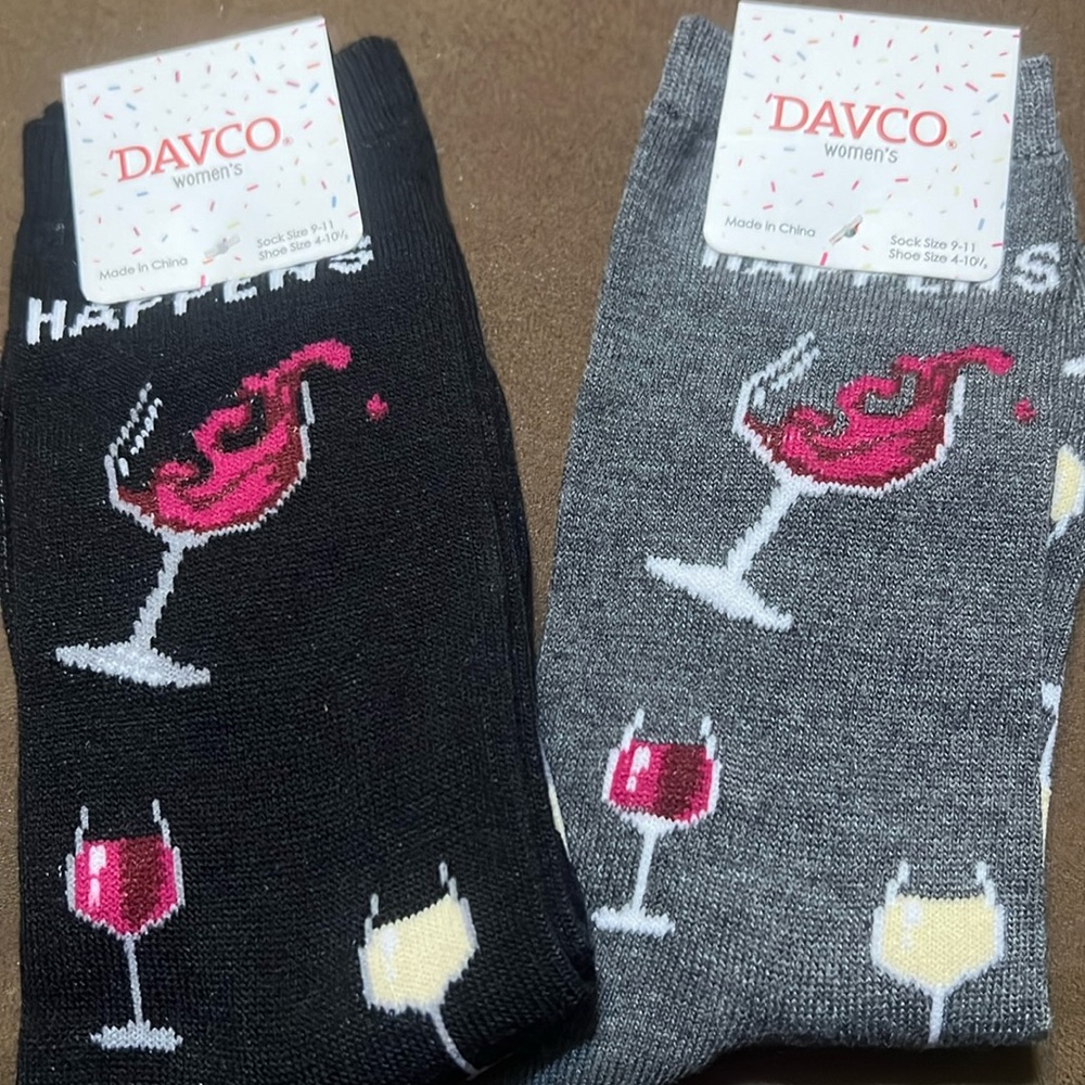 NWT Davco Women’s Aocks-“Sip Happens”